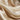 Tissu en satin fluide aux reflets champagne mettant en valeur sa surface lisse et brillante