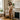 Femme élégante portant un pantalon taille haute camel dans un intérieur lumineux