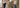 Deux femmes comparent des coupes de pantalons devant un miroir