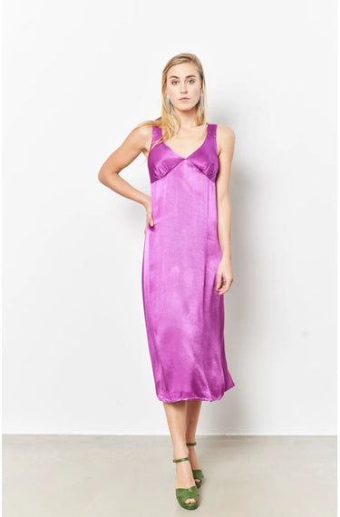 satijnen jurk met v-hals