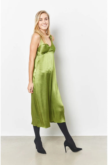 satijnen jurk met v-hals
