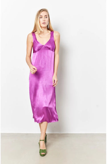 satijnen jurk met v-hals