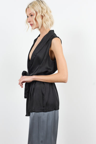 Veste satin sans manches ceinturée