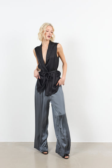 Veste satin sans manches ceinturée