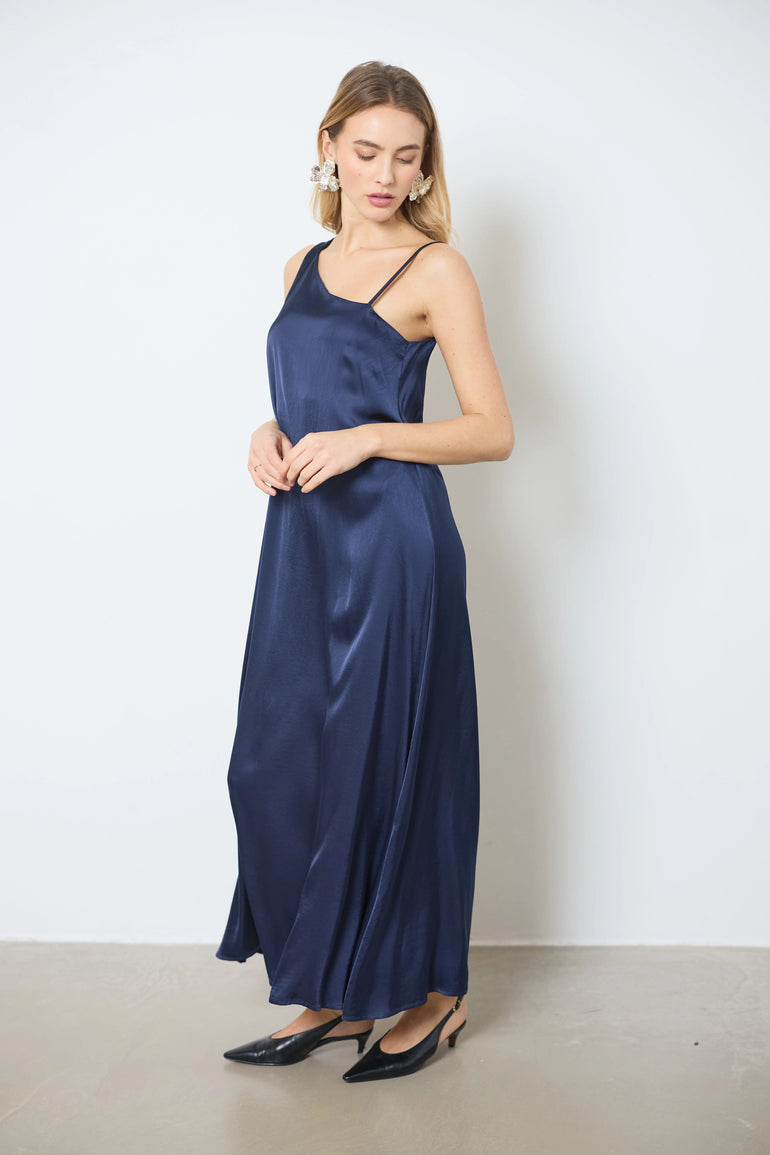 Robe longue en satin asymétrique bretelles fines femme - photo 11 - Love at Me