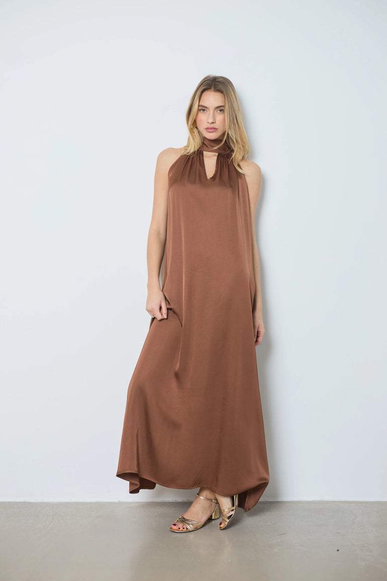 Robe longue en satin dos nu sans manches femme - photo 2 - Love at Me