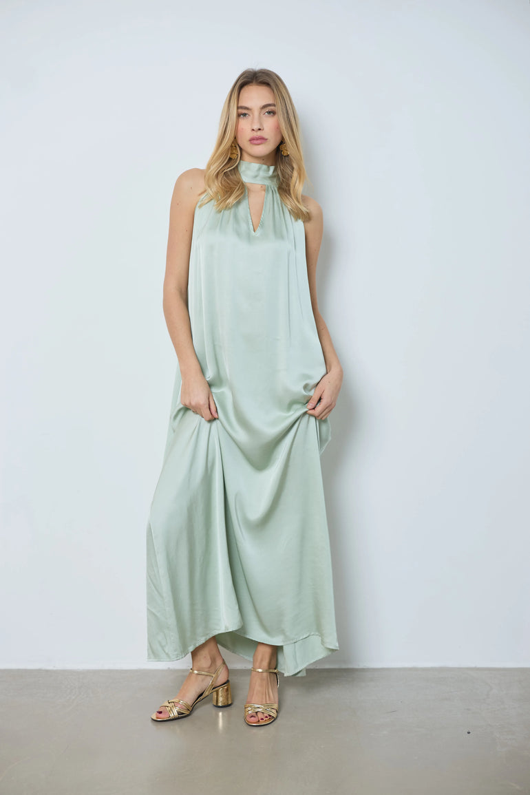 Robe longue en satin dos nu sans manches femme - photo 9 - Love at Me